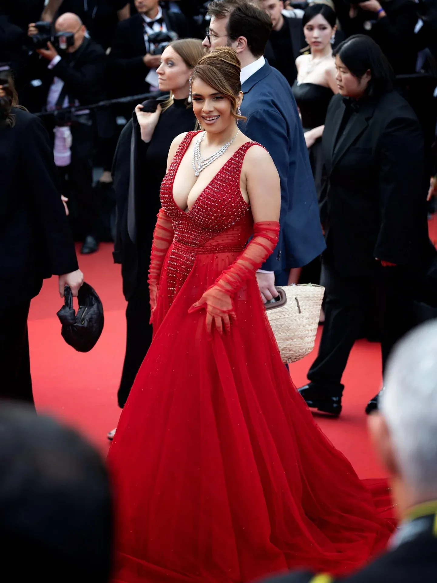 Mise en beauté red carpet — robe rouge et maquillage longue tenue, Festival de Cannes