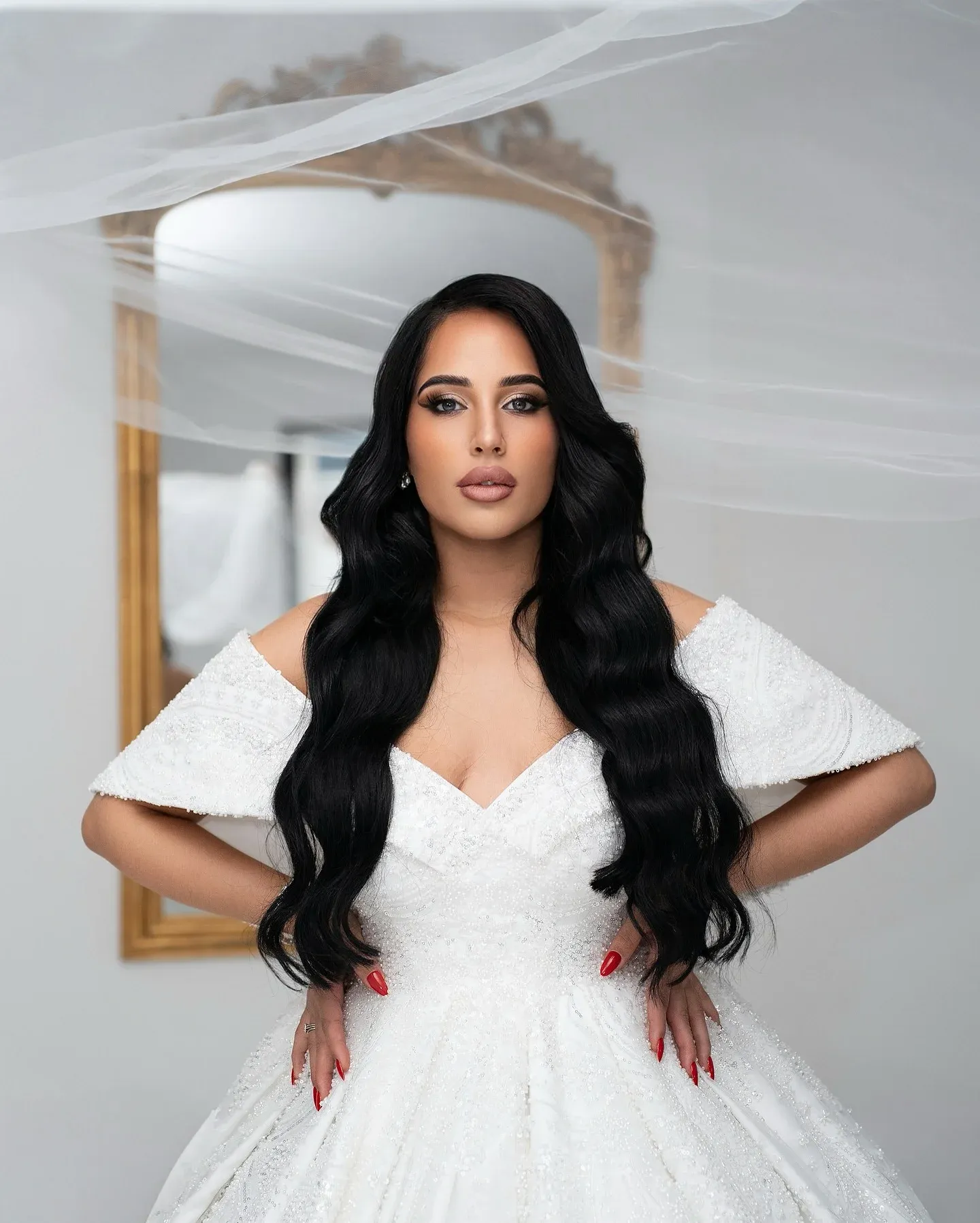 Maquillage glamour et brushing wavy de mariée, robe perlée épaules dénudées — maquilleuse mariage Toulouse