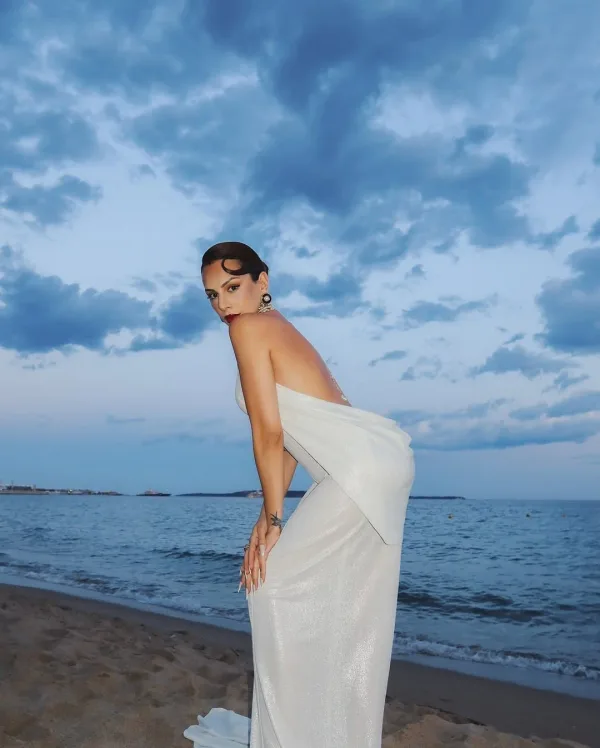 Vue de dos robe argentée pailletée longue sur plage de Cannes, allure élégante Sublimia