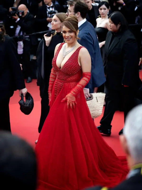 Vue d'ensemble sur tapis rouge de Cannes avec robe rouge volumineuse et maquillage soirée Sublimia