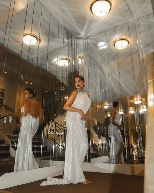 Reflets dans les miroirs d'un palace de Cannes, maquillage glamour et robe blanche spectaculaire