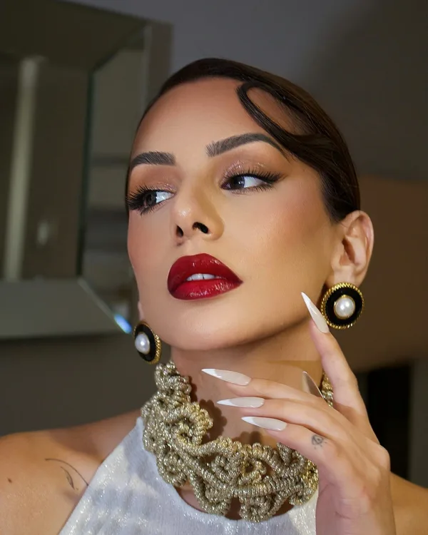 Maquillage glamour lèvres rouges intenses et bijoux dorés baroques, shooting Cannes Sublimia Toulouse