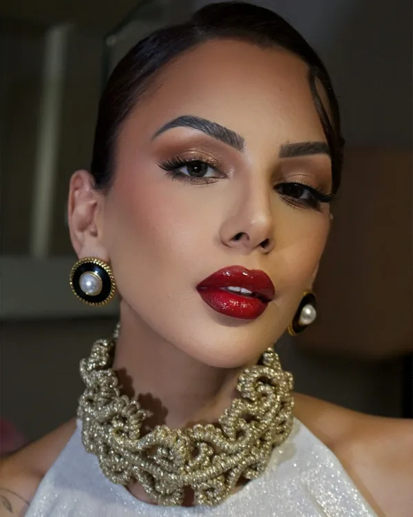 Maquillage de face lèvres rouges glossy et collier baroque doré, makeup artist Cannes Sublimia Toulouse