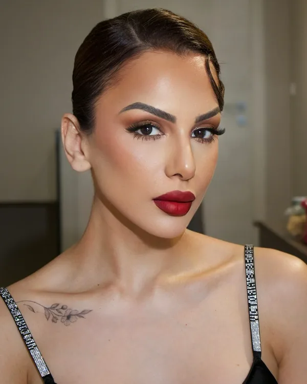 Maquillage lèvres rouges intense et coiffure sleek, bretelles strass shooting glamour Cannes Sublimia