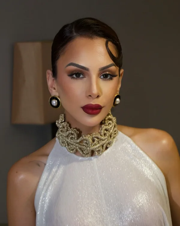 Maquillage glamour lèvres rouges et tenue blanche pailletée, look Festival de Cannes Sublimia Toulouse