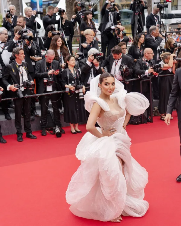 Montée des marches Cannes 2024, robe blanche volumineuse en mouvement, maquillage soirée élégant
