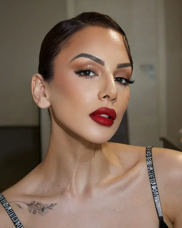 Portrait épuré maquillage lèvres rouges intenses et eye-liner, coiffure sleek Cannes Sublimia Toulouse