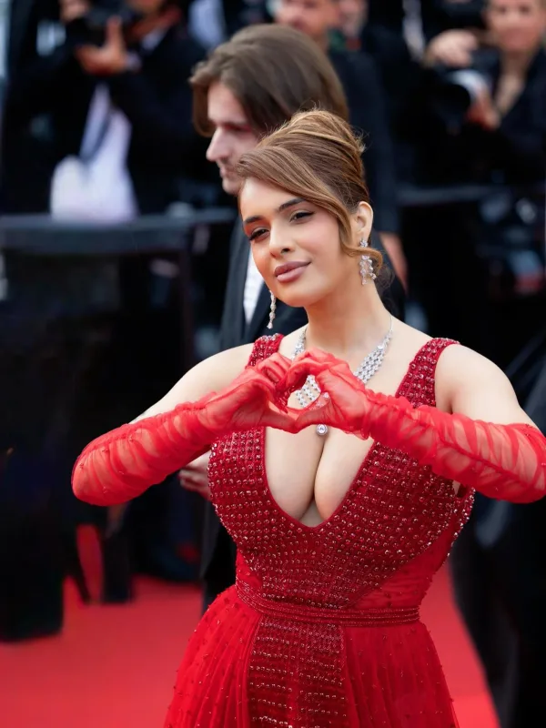 Tapis rouge Cannes, robe rouge scintillante gants longs rouges, maquillage soirée et coiffure Sublimia