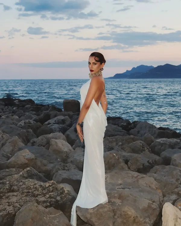 Shooting coucher soleil rochers de Cannes, longue robe pailletée argentée et maquillage soirée Sublimia