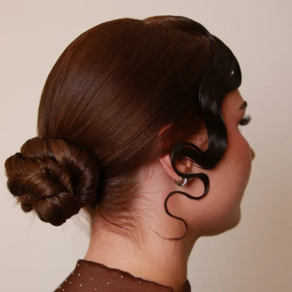 Vue de dos du chignon rétro sculpté impeccable, coiffure événement élégante Sublimia Toulouse