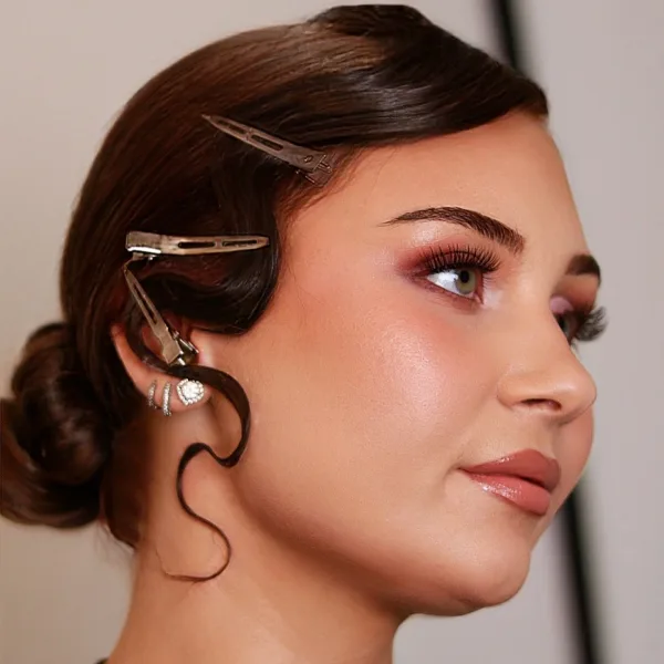 Profil serré chignon rétro avec épingles dorées apparentes, coiffure et maquillage Sublimia Toulouse
