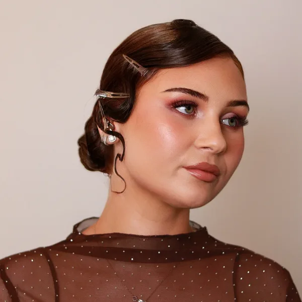 Coiffure chignon rétro sculpté vue 3/4, mèches boucle et épingles dorées Sublimia Toulouse