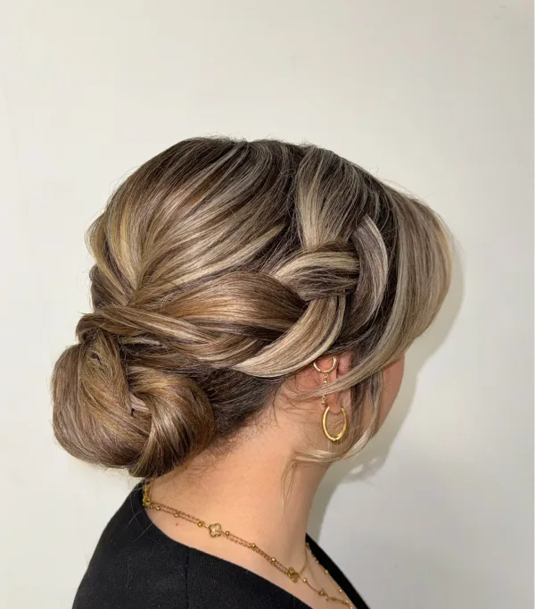 Chignon tressé élégant blond cendré avec mèches, coiffure événement ou mariage Sublimia Toulouse