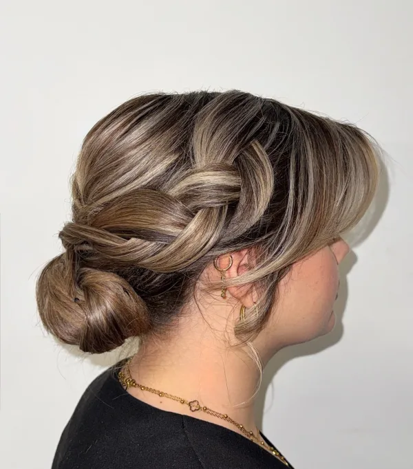 Chignon tressé blond cendré angle latéral, coiffure mariage ou événement Sublimia Toulouse