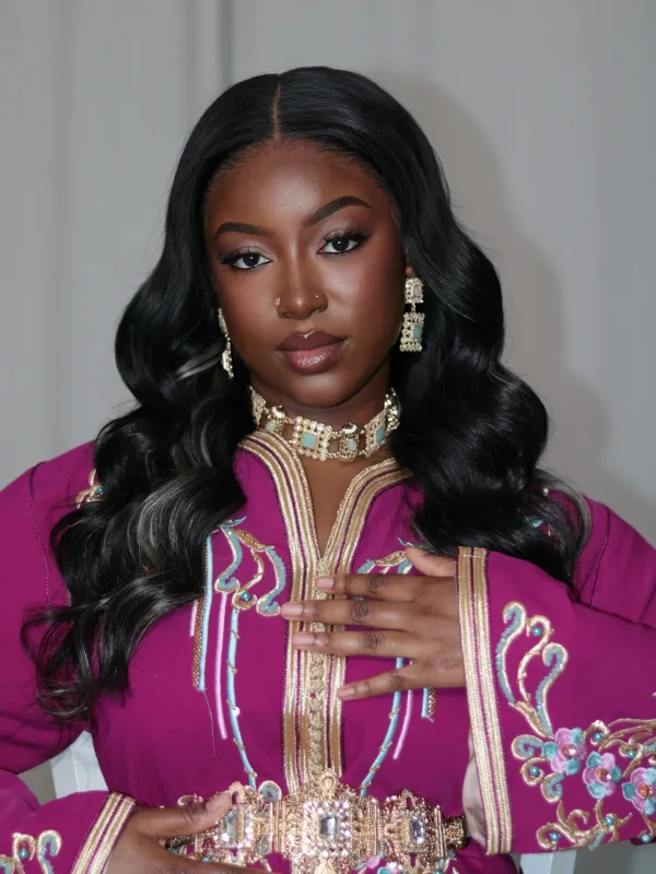 Geste élégant de la main, maquillage naturel sur caftan rose fuchsia brodé or, Sublimia Toulouse