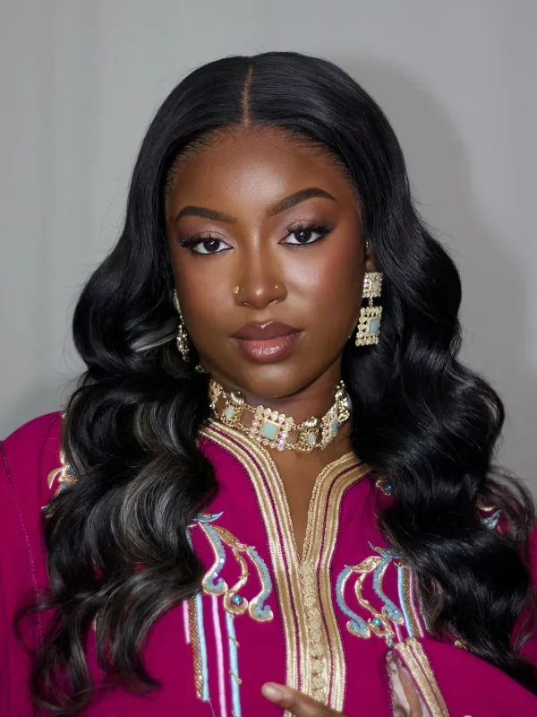 Portrait serré maquillage naturel lumineux sur caftan rose fuchsia, événement Sublimia Toulouse