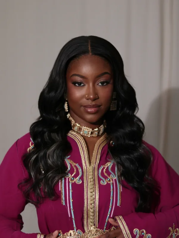 Maquillage naturel élégant sur femme noire en caftan rose fuchsia brodé or Sublimia Toulouse événement