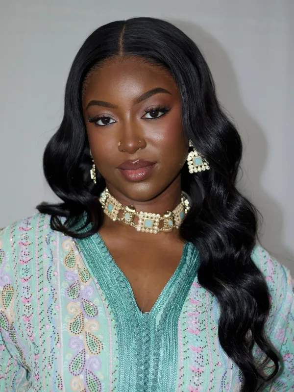 Portrait angle différent bijoux turquoise et caftan vert menthe, maquillage naturel événement Sublimia