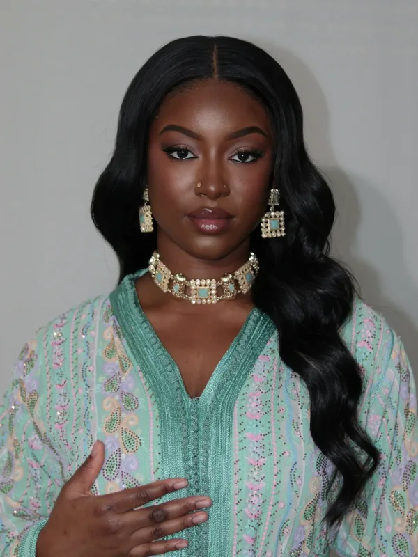 Maquillage naturel élégant femme noire en caftan vert menthe et bijoux turquoise dorés, Sublimia Toulouse