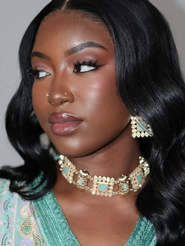 Profil élégant maquillage naturel et caftan vert menthe, coiffure ondulée noire Sublimia Toulouse