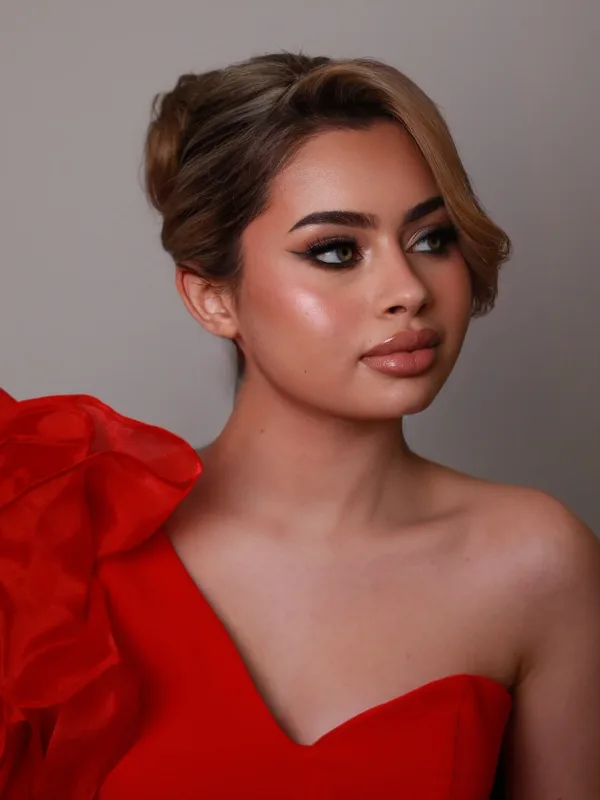 Cat eye élégant et chignon haut en profil 3/4, maquillage soirée événement Sublimia Toulouse