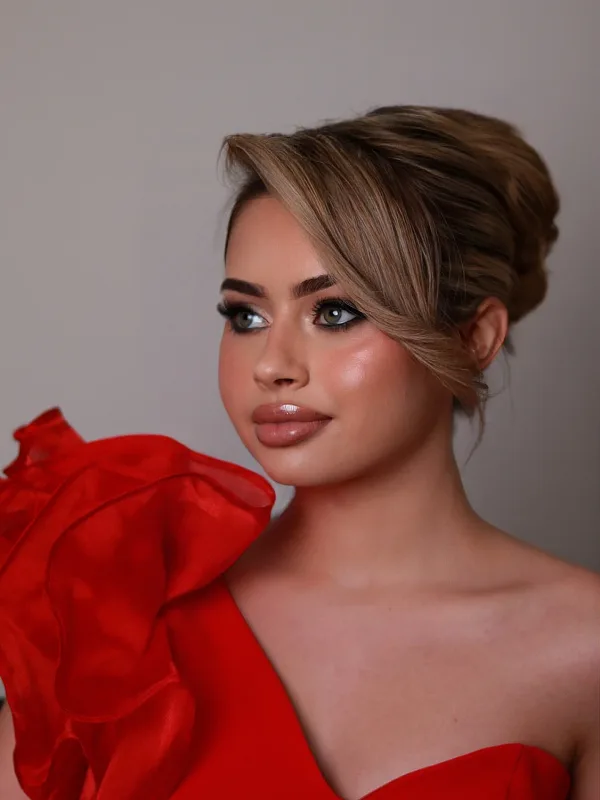 Maquillage soirée élégant et chignon haut sophistiqué pour événement, femme aux yeux verts Sublimia Toulouse