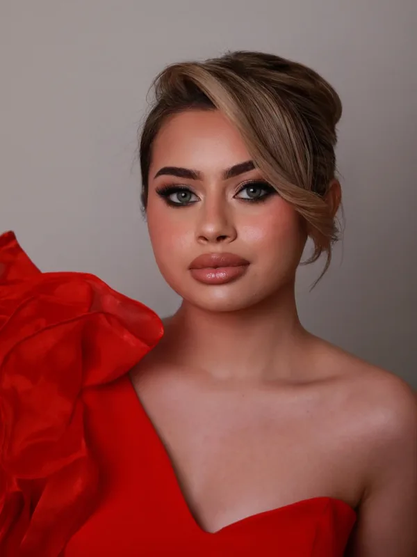 Portrait de face maquillage soirée et chignon haut élégant pour événement, tenue rouge Sublimia Toulouse