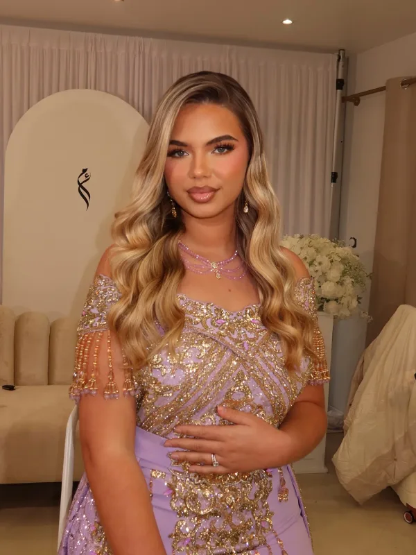 Maquillage naturel lumineux et cheveux blonds ondulés pour événement, robe lilas brodée or Sublimia Toulouse