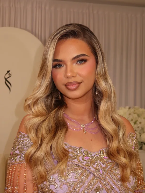 Portrait souriant robe lilas brodée or et maquillage glowy naturel, événement Sublimia Toulouse