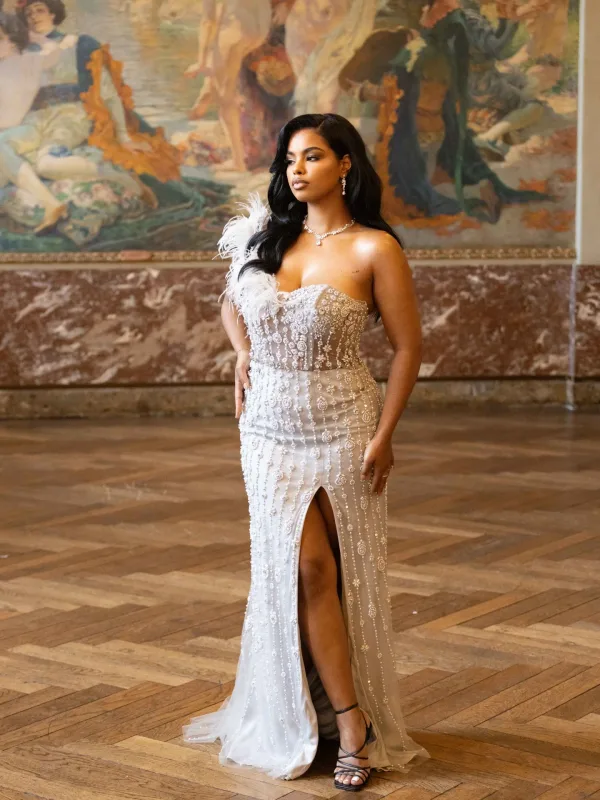 Vue latérale lors du gala au Capitole Toulouse, robe plumes strass argentés et maquillage soirée glamour