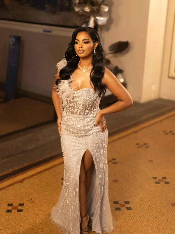 Vue complète lors d'un gala au Capitole Toulouse, robe strass argentée et maquillage soirée Sublimia