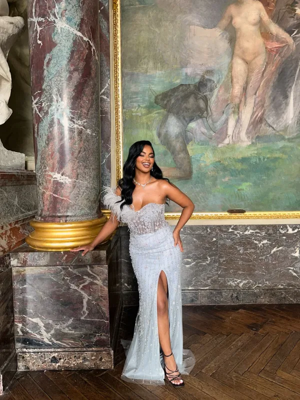 Pose devant colonnes de marbre du Capitole Toulouse, robe strass argentée et maquillage gala Sublimia