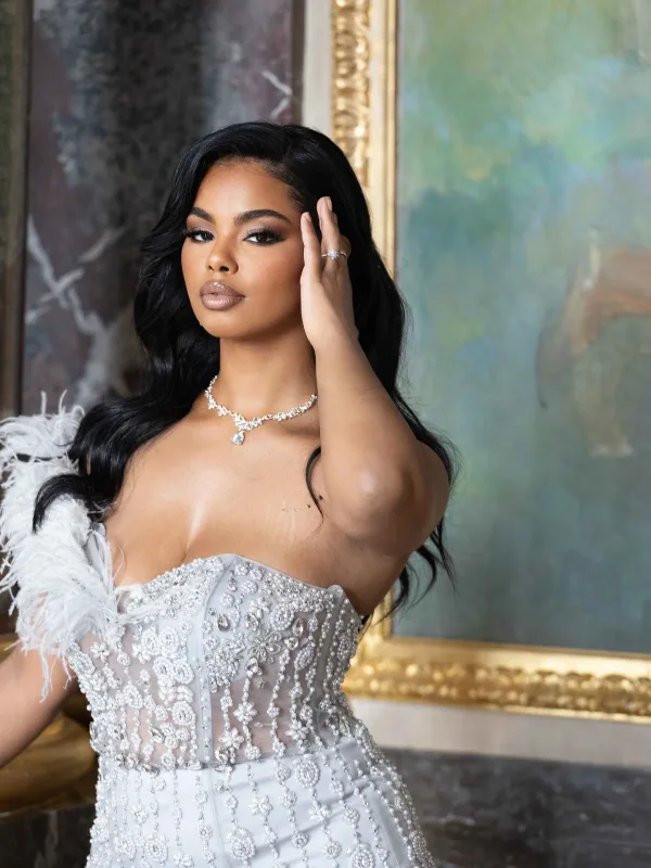 Portrait glamour lors d'un gala, robe bustier plumes strass argentée et maquillage soirée Sublimia Toulouse