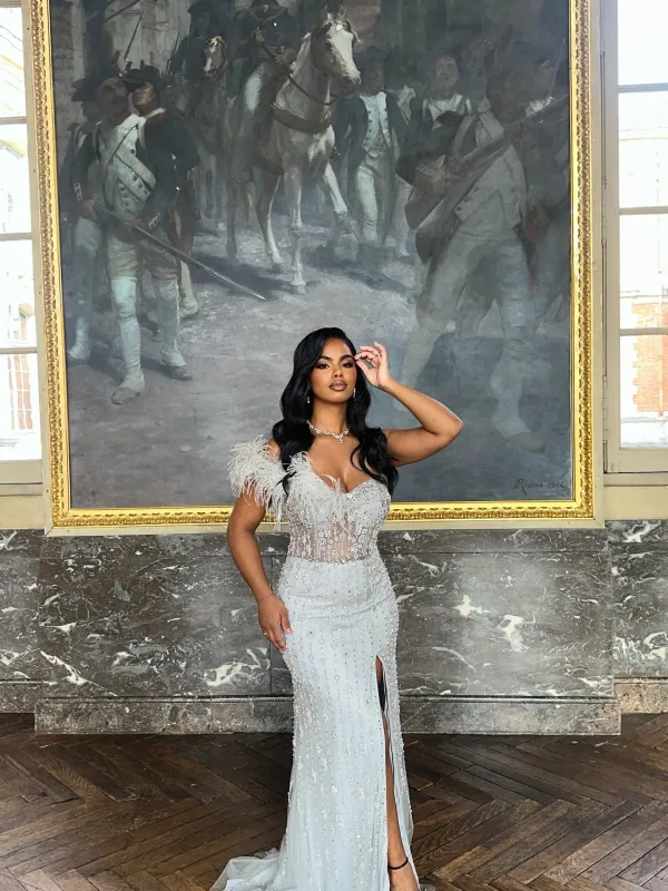 Pose devant tableau équestre du Capitole Toulouse, maquillage gala et robe strass Sublimia