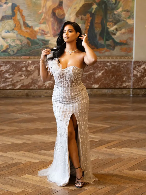 Pose élégante lors d'un gala à Toulouse en robe strass plumes, maquillage et coiffure soirée Sublimia