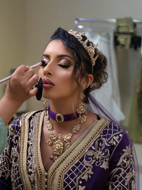 Maquillage en cours mariée orientale avec caftan violet brodé or et couronne dorée Sublimia Toulouse