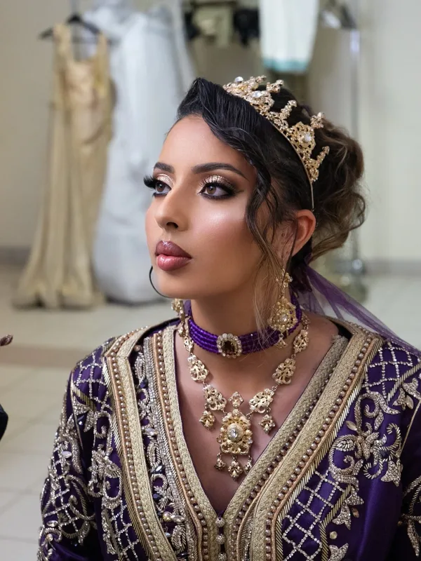 Résultat maquillage mariée orientale, caftan violet or et couronne dorée, beauté haut de gamme Sublimia
