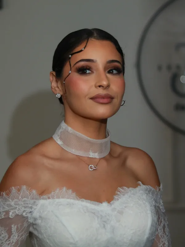 Mariée avec baby hairs ornés de perles filantes et robe dentelle épaules nues, maquillage Sublimia Toulouse
