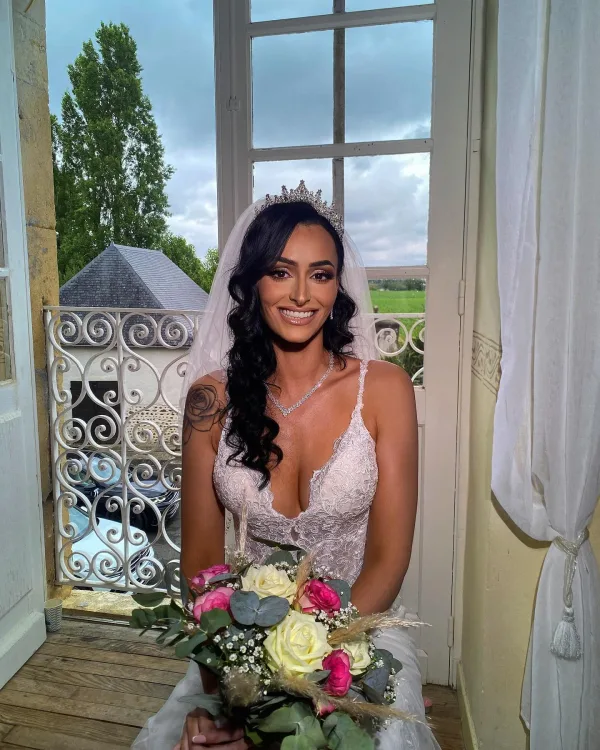Mariée souriante avec tiara cristal et bouquet coloré, maquillage mariée naturel Sublimia Toulouse
