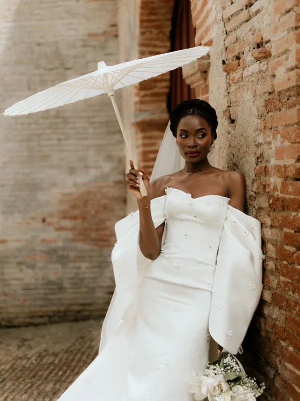 Maquillage mariée naturel élégant, mariée en robe bustier blanche avec ombrelle, murs en briques Toulouse