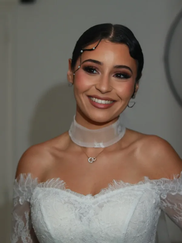 Portrait souriant mariée en robe dentelle, maquillage naturel glowy Sublimia Toulouse