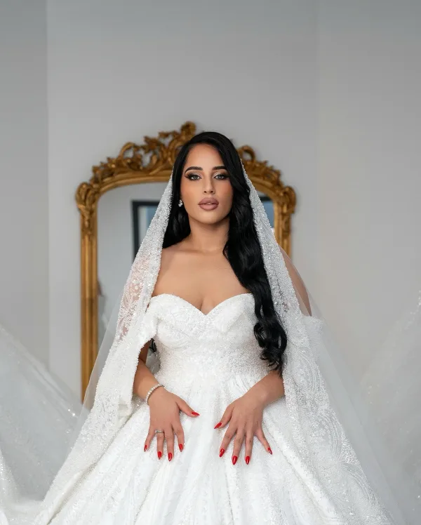 Portrait mariée avec voile, maquillage glamour yeux charbonneux et peau lumineuse Sublimia Toulouse