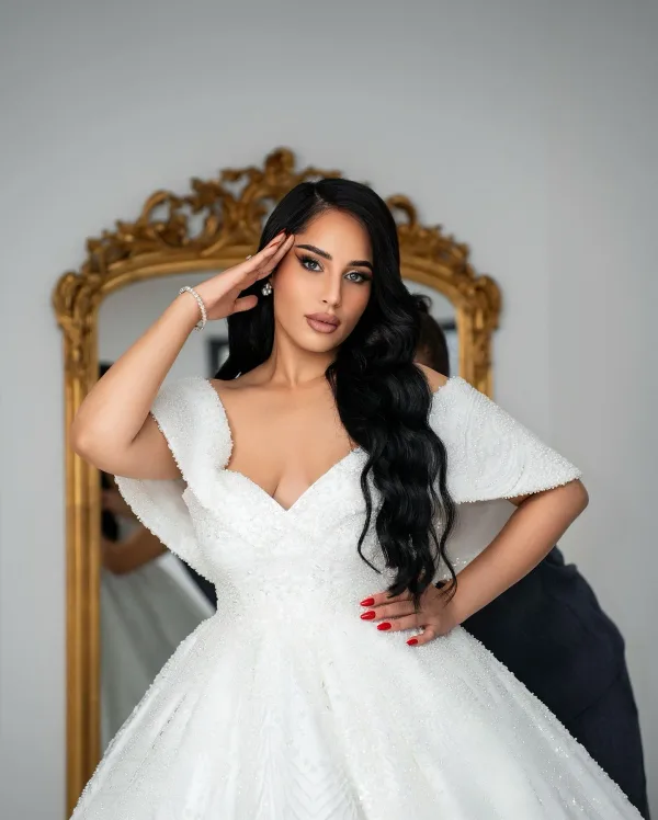 Mariée robe princesse blanche et maquillage glamour devant miroir baroque doré, Sublimia Toulouse