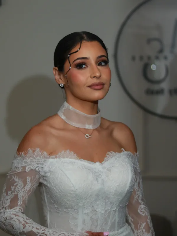 Mariée souriante avec baby hairs perles et robe dentelle épaules nues, maquillage naturel Sublimia