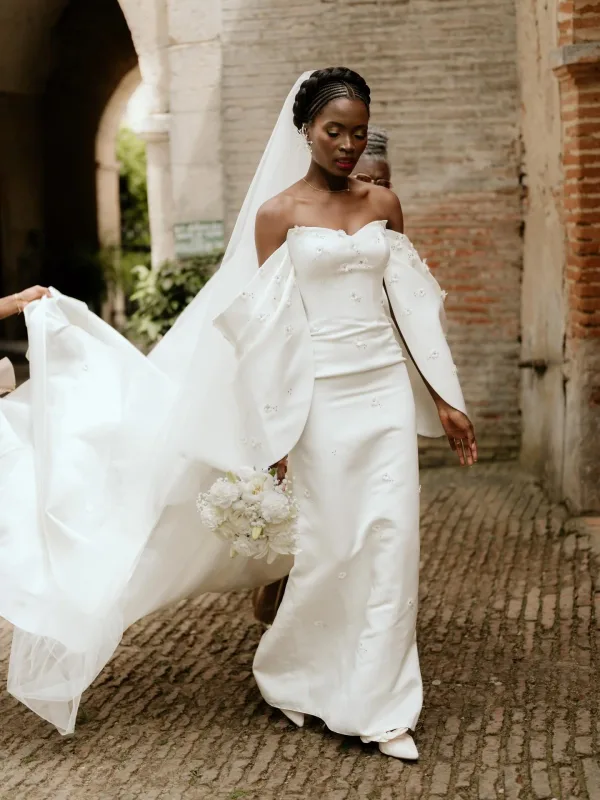 Mariée élégante voile en mouvement bouquet blanc, maquillage naturel sublimé rue pavée Toulouse