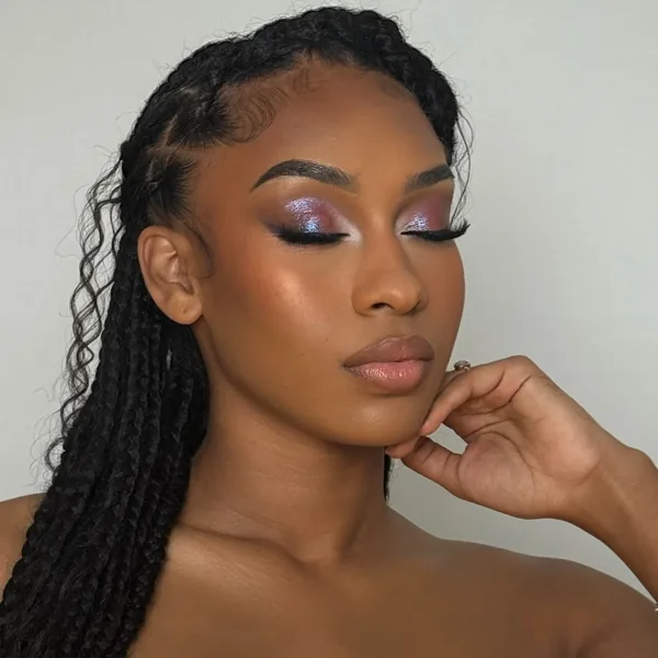 Yeux fermés avec fards violets iridescents, shooting beauté éditorial Sublimia Toulouse