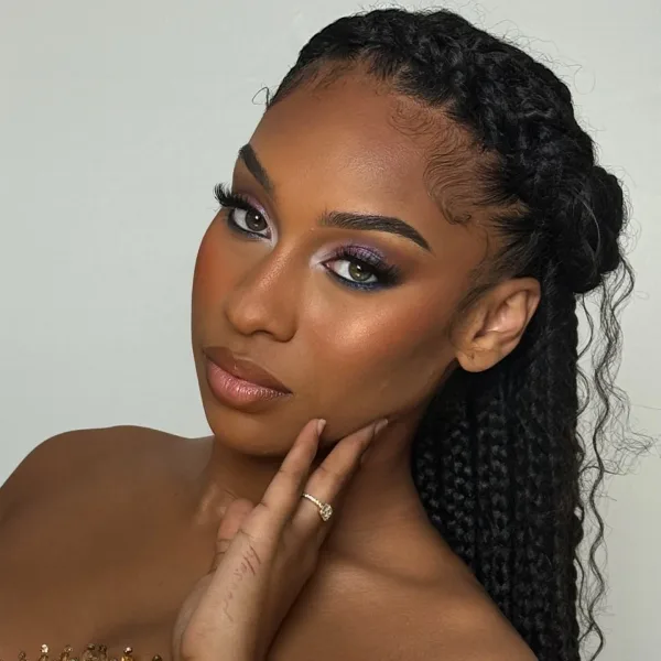 Regard intense face caméra avec maquillage violet et tresses collées, shooting Sublimia Toulouse