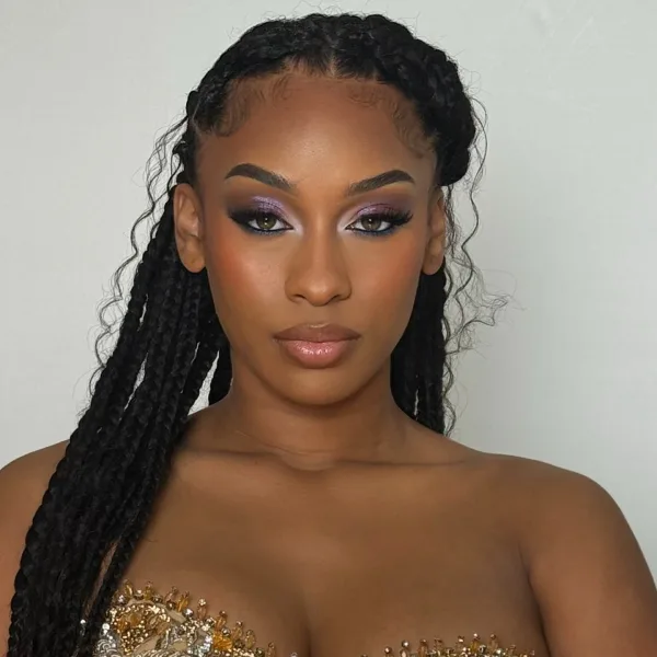 Portrait tresse asymétrique et maquillage violet, shooting beauté Sublimia Toulouse